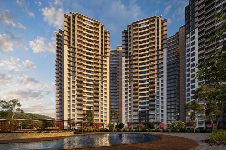 Prestige Parklane: Towers above the pool deck at sunset